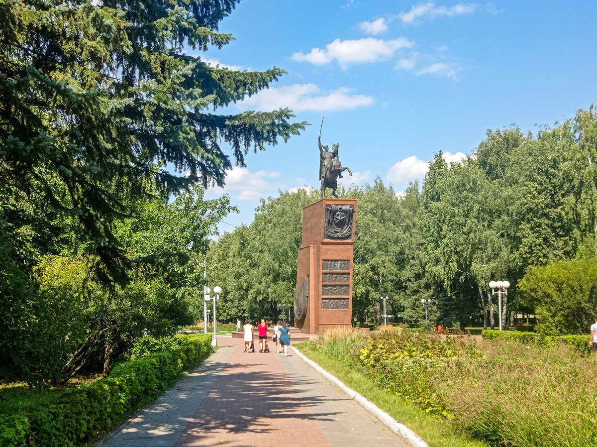 Высота скульптурного изображения – 5 метров, а постамента – 10 метров