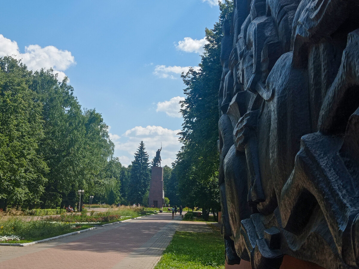 Вид на монумент от музея