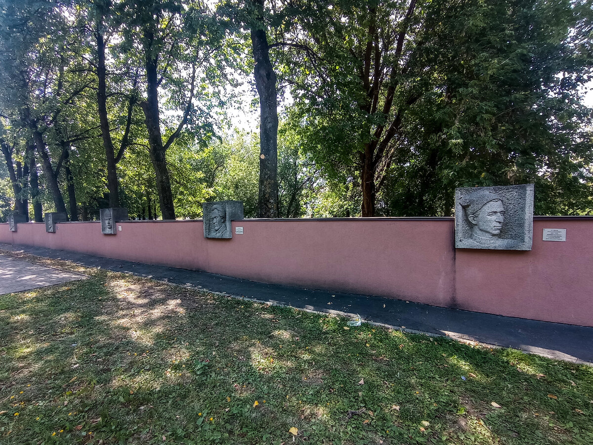 Барельефы Д.А. Фурманова, М.В. Фрунзе, М.Н. Тухачевского, В.В. Куйбышева, И.С. Кутякова