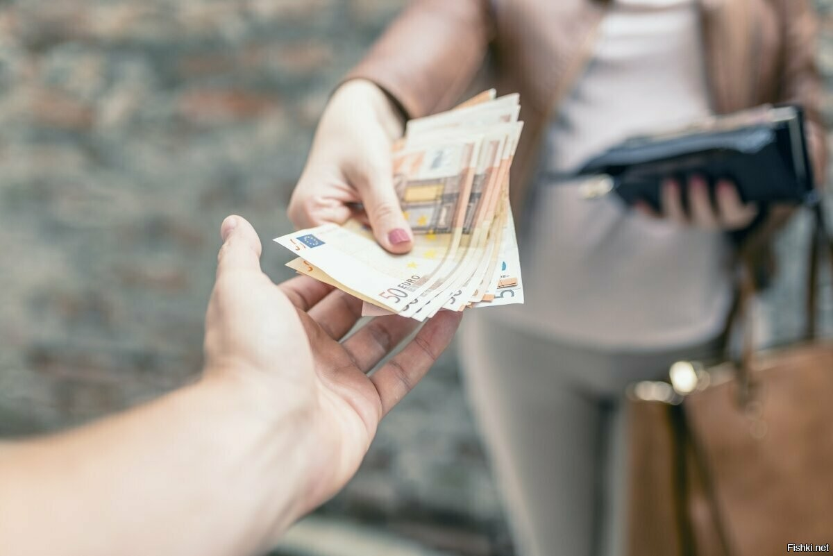 Женщина протягивает деньги. Девушка отдает деньги. Мужчина передает деньги. Дает деньги.