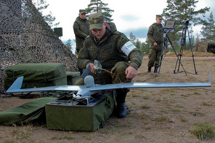 Оператор военного дрона. Военный беспилотник. Боевые БПЛА. Оператор БПЛА. Оператор беспилотных летательных аппаратов.