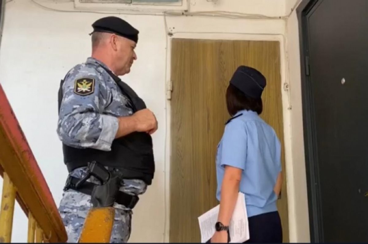    "Когда выезжаем к неплательщикам по адресам, конечно, мы для них – незваные гости", - говорит Патимат Гусейнова.