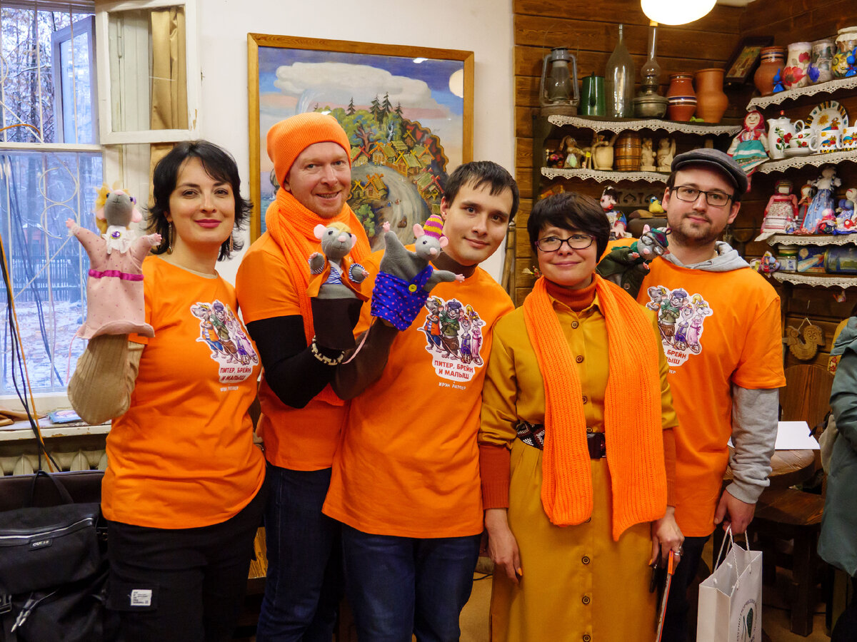 На фото Мария Егоров, Иван Данилов, Тимофей Зайцев, Юлия Школьник, Игорь Мальнов. Фото: Михаил Шохин. 