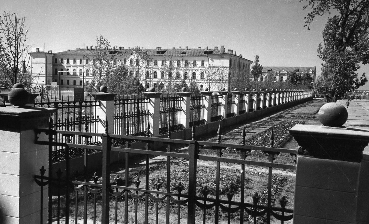 Здание 7-й школы (вид со школьного двора), где начались школьные годы автора. Смоленск, середина 1950-х гг. Фото Е.А. Шмидта