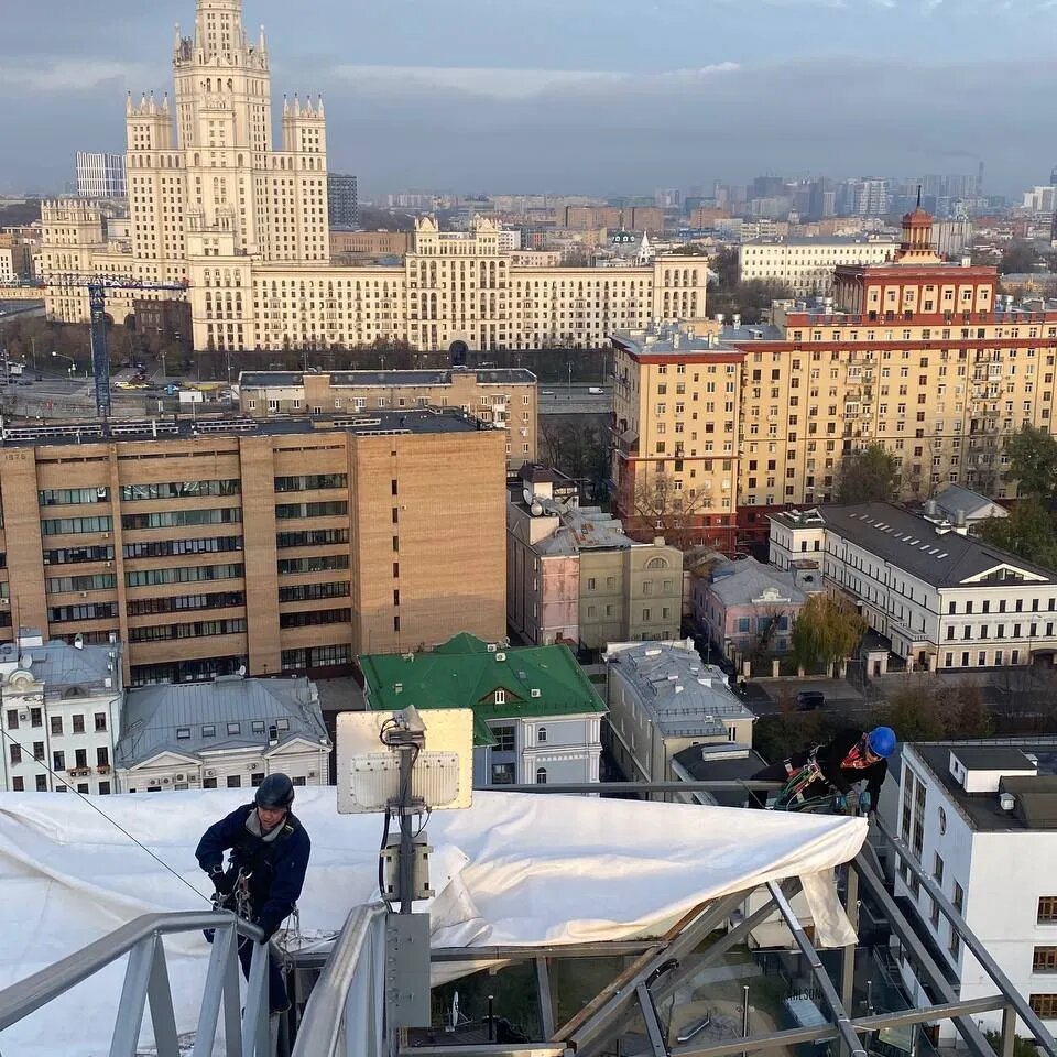 Звоните сейчас: ☎+74956418848🧗‍♂ отправляйте ТЗ:📮PROMTEHALP@MAIL.RU💌Услуги промышленных альпинистов по демонтажу и монтажу летних площадок ресторанов на крышах зданий в Москве, Московской Области и всей России 24/7