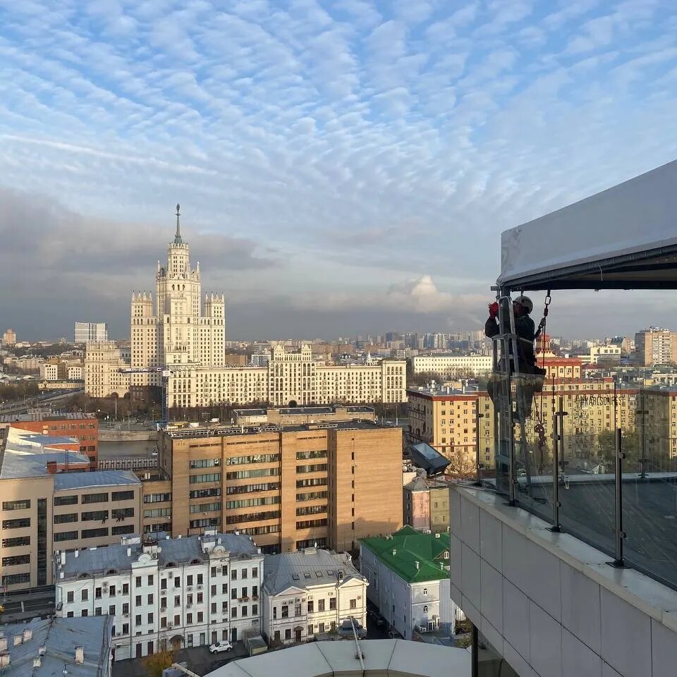 Звоните сейчас: ☎+74956418848🧗‍♂ отправляйте ТЗ:📮PROMTEHALP@MAIL.RU💌Услуги промышленных альпинистов по демонтажу и монтажу летних площадок ресторанов на крышах зданий в Москве, Московской Области и всей России 24/7