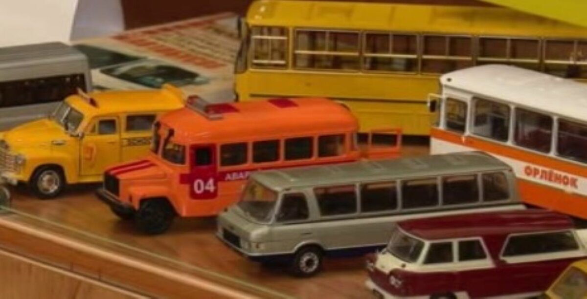    В Асеевской библиотеке открылась выставка игрушечных машин Егора Миленина