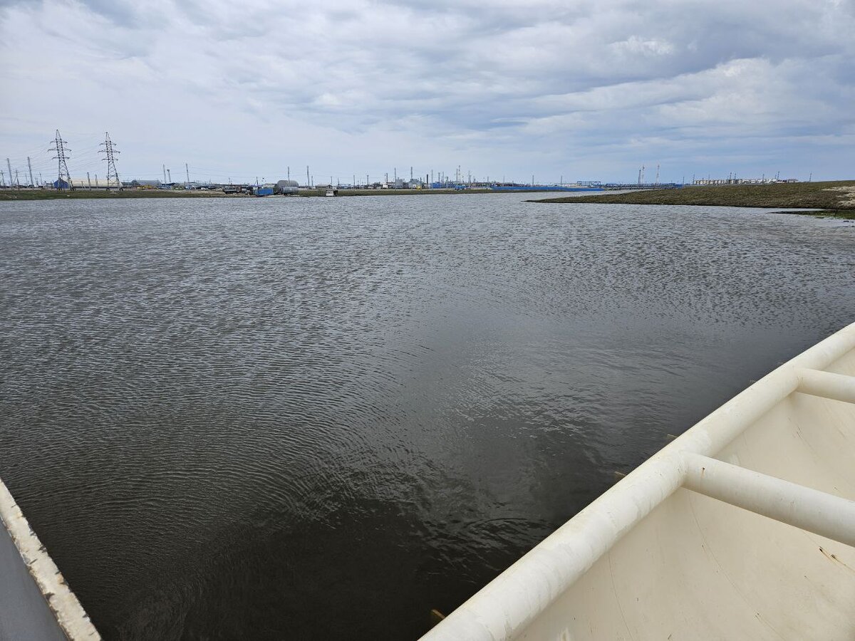 Водонапорная плотина находится в 2 километрах от вахтового жилого комплекса Харасавэйского ГКМ и перекрывает русло реки Сармикэця-Тарка, которая служит источником водоснабжения для производственных и хозяйственно-питьевых нужд месторождения