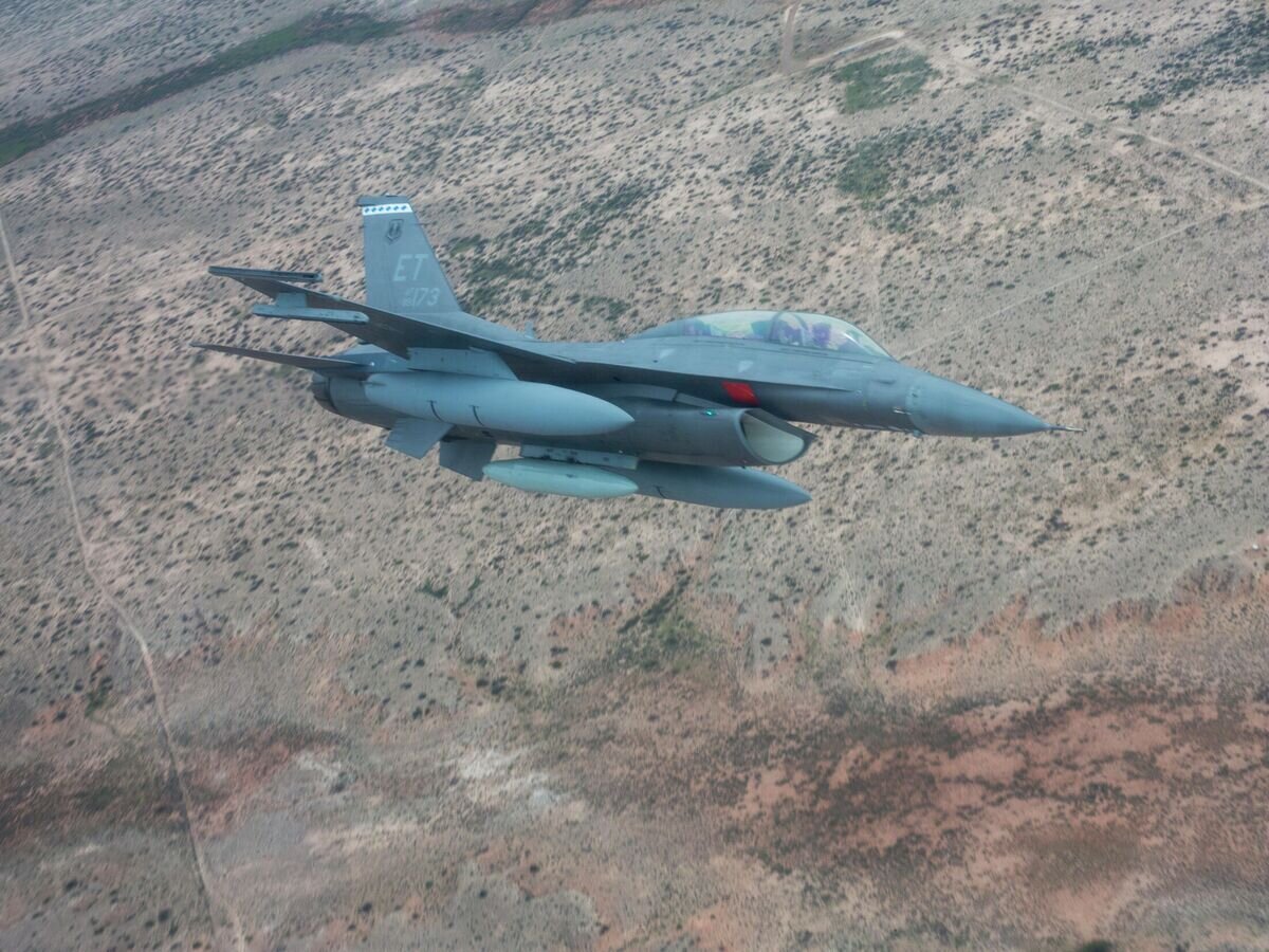    Истребитель ВВС США F-16 заходит на посадку на авиабазе Холломен в штате Нью-Мексико, США© Фото : U.S. Air Force / Tech. Sgt. John Raven
