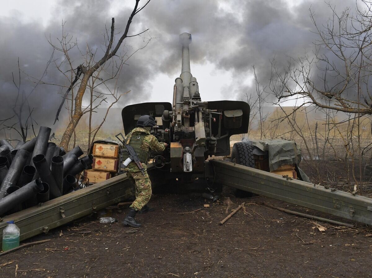    Артиллерист ВС РФ ведет огонь из 152-мм гаубицы "Мста-Б" в зоне СВО© РИА Новости / Павел Лисицын