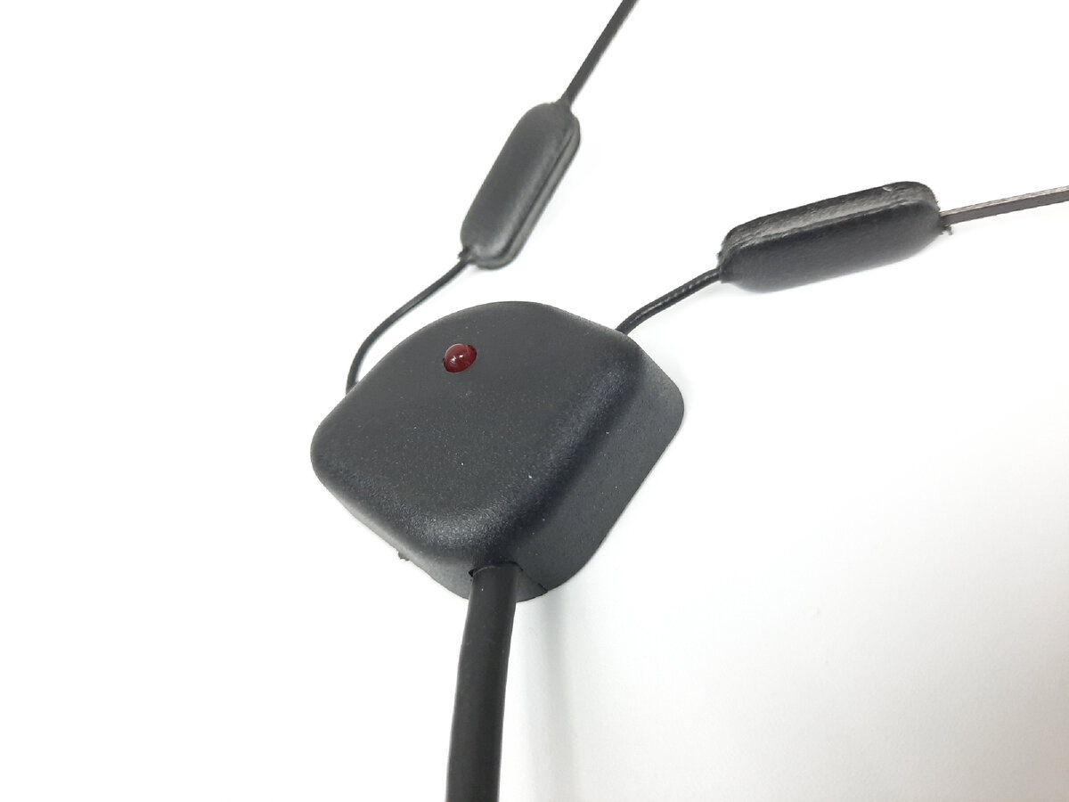 Вот он, светодиод, показывающий  сразу, что антенна подключена и работает.