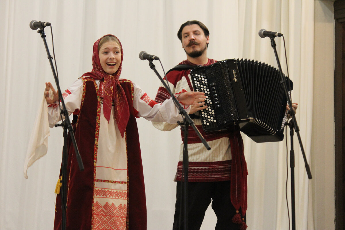 Елена Новикова из детской школы искусств №7 имени Ю.Н. Холопова г. Рязани исполнила на фестивале карагодную Курской области «Ой, Дунюшка белая» и русскую народную песню в обработке С. Ананьина «Эх, я ли молода»