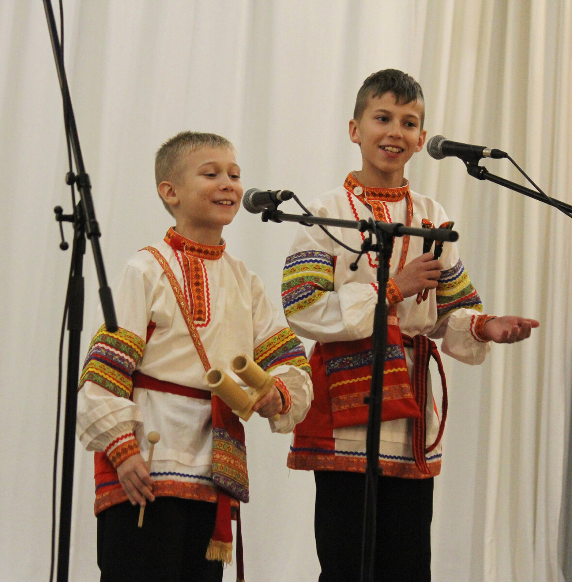 Илья и Артем Агаповы из ДШИ №9 Рязанского района покорили зрителей духовным стихом «Развяжите мои крылья» и «Куплетами солидных ребят» из репертуара Г. Заволокина