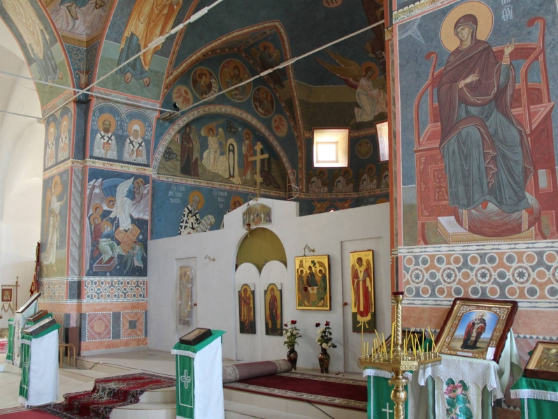 Храм архангела михаила в алупке. Храм Архистратига Михаила Алупка. Храм Святого Архистратига Михаила (Алупка). Храм в Алупке Архангела Михаила настоятель.