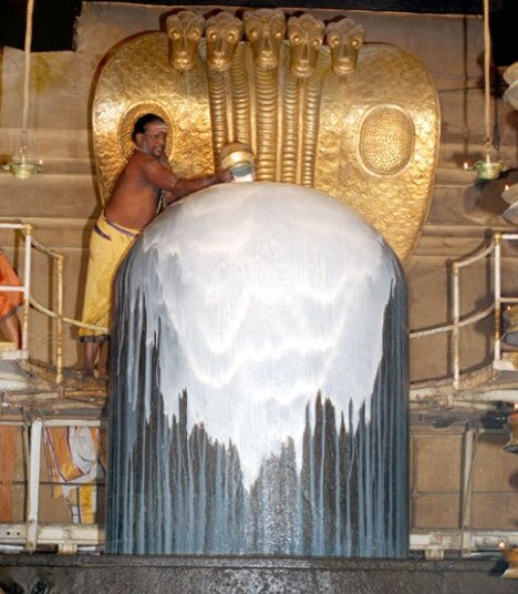 Омовение Линги молоком в храме Тханджавур-перия-коил в Тамилнаде.
Фото: wiki.shayvam.com