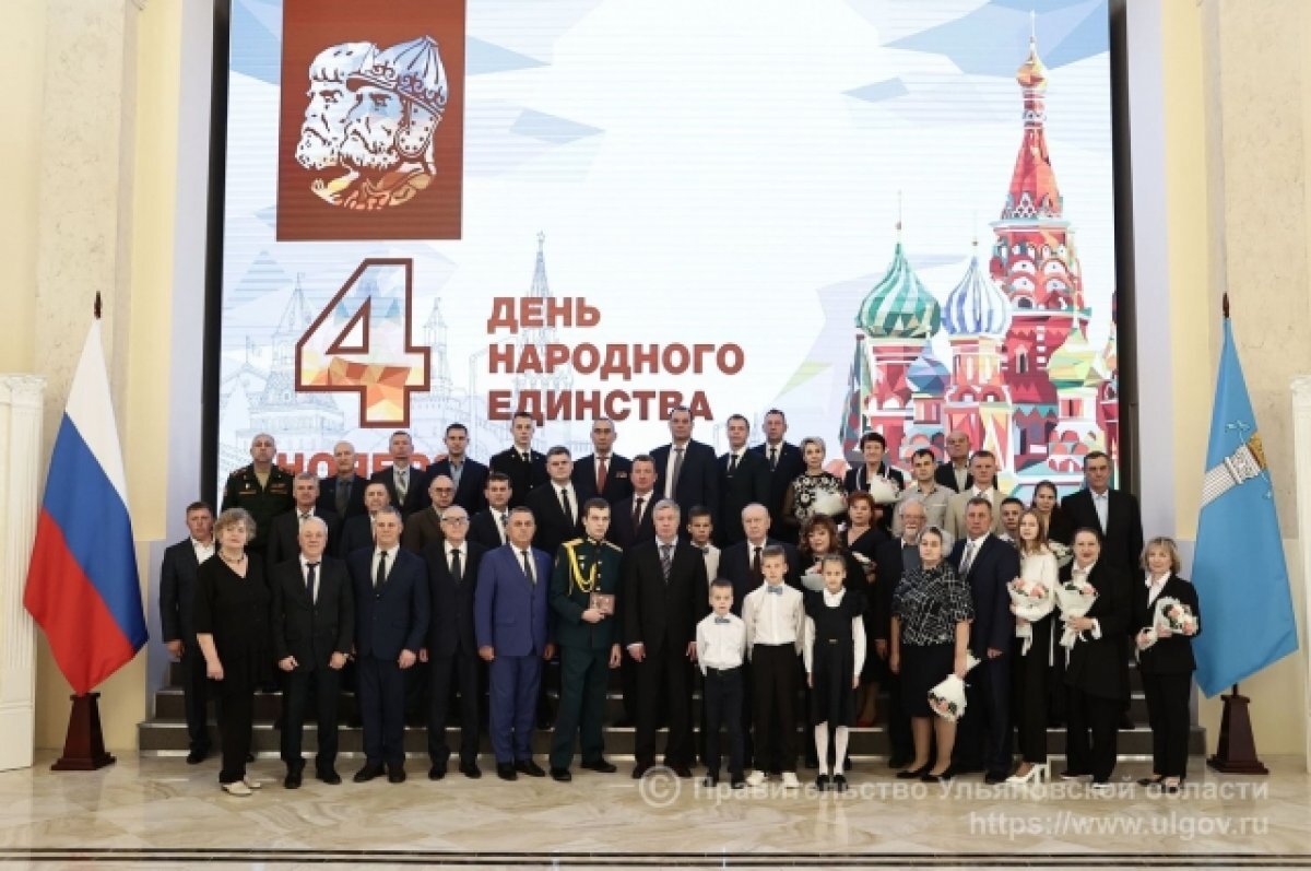    Алексей Русских вручил государственные и региональные награды 33 ульяновцам