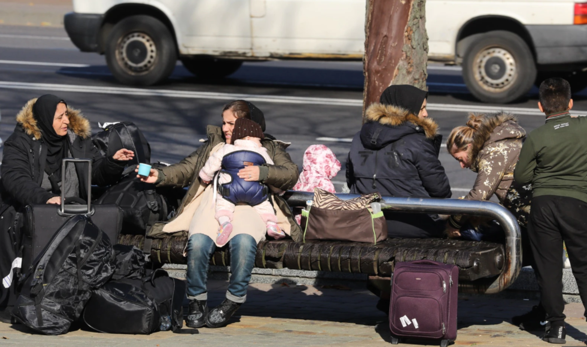 миграционный кризис в европе. мигранты в америке. проблемы беженцев. определенный наплыв мигрантов в том числе беженцев. дети эмигранты.