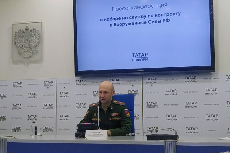    Сегодня заместитель начальника пункта набора по контракту в Казани Рустам Сафиуллин на пресс-конференции, посвященной новшествам контрактной кампании, рассказал о ее деталях Фото: Станислав Шемелов