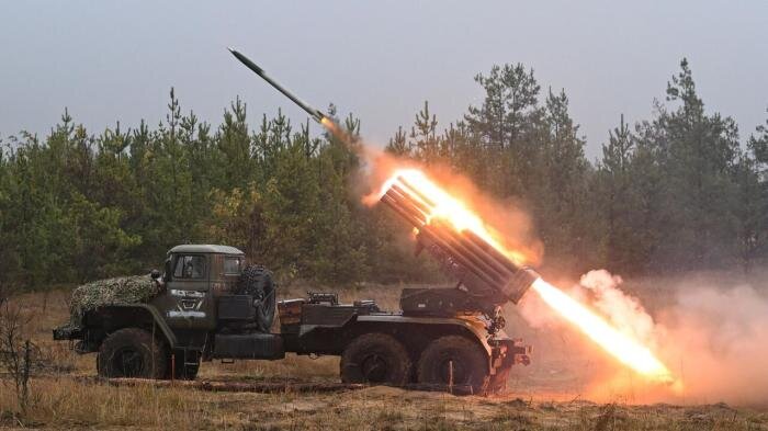 Боевая работа реактивной артиллерийской батареи, источник РИА Новости