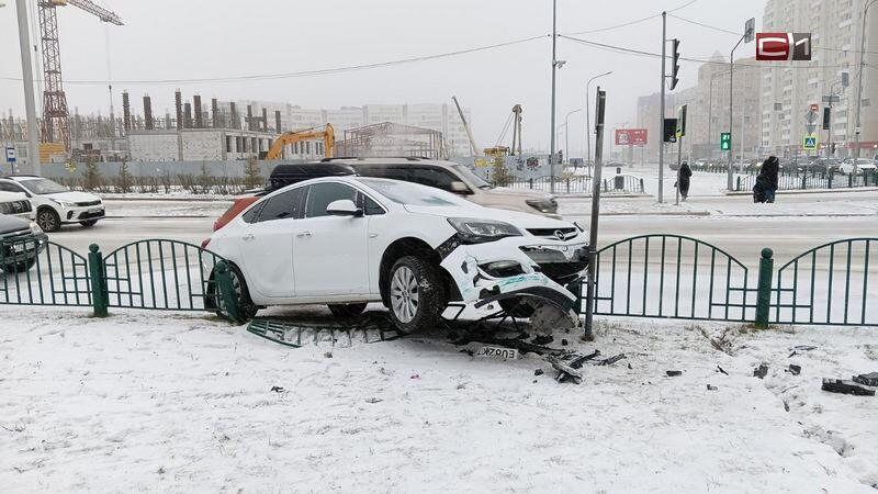    Пытался уйти от столкновения. «Опель» повис на заборе в Сургуте на Каролинского