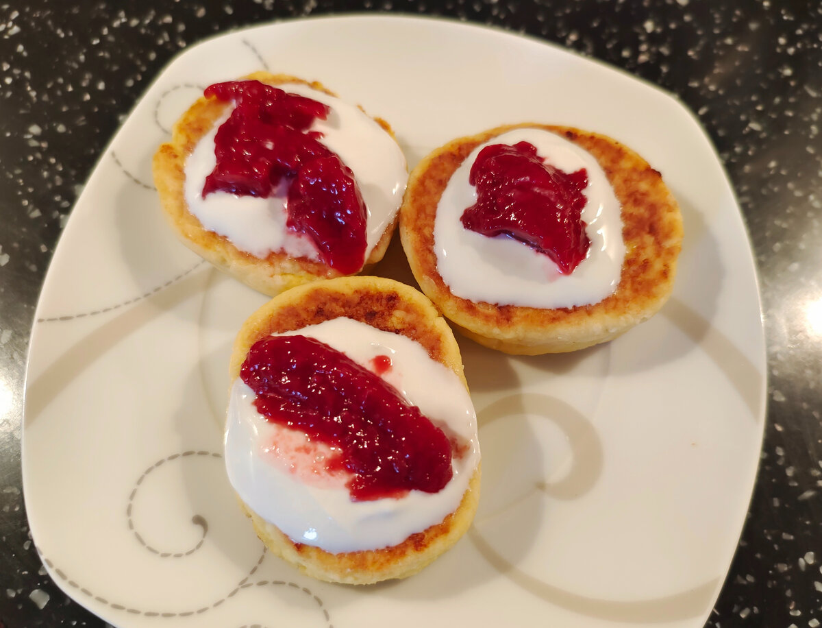 Сырники со сметаной и джемом 0 ккал.