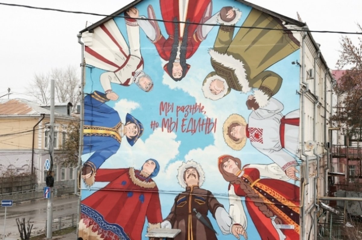    Граффити «Мы разные – но мы едины» появилось на Коммунистической в Нижнем