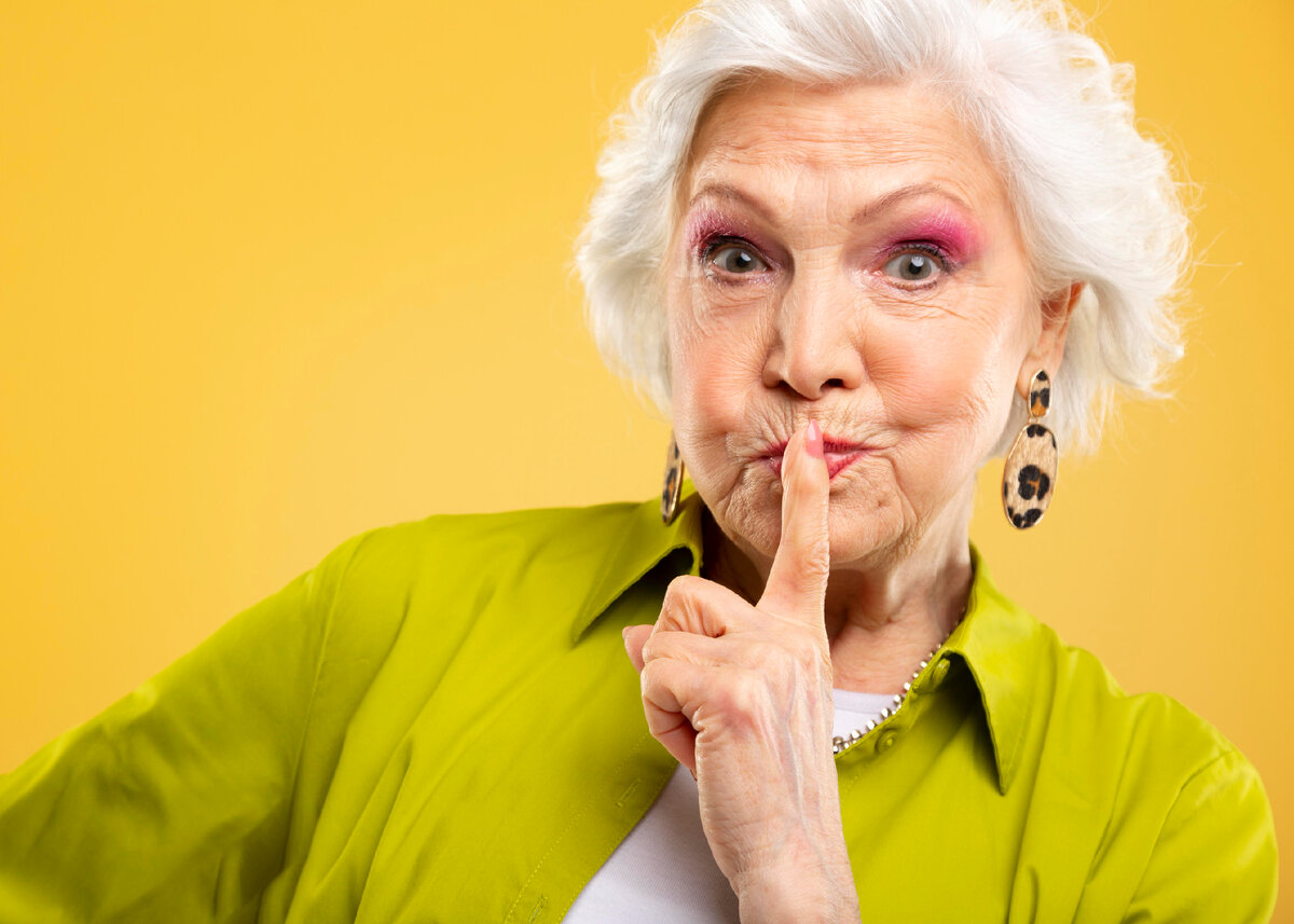 Изображение от <a href="https://ru.freepik.com/free-photo/portrait-of-beautiful-senior-woman_15572945.htm#page=2&query=%D0%B1%D0%B0%D0%B1%D1%83%D1%88%D0%BA%D0%B0%20%D0%B2%20%D0%B1%D0%B8%D0%B3%D1%83%D0%B4%D1%8F%D1%85&position=8&from_view=search&track=ais">Freepik</a>