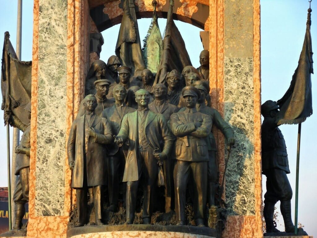 Памятник “Республика” в Стамбуле