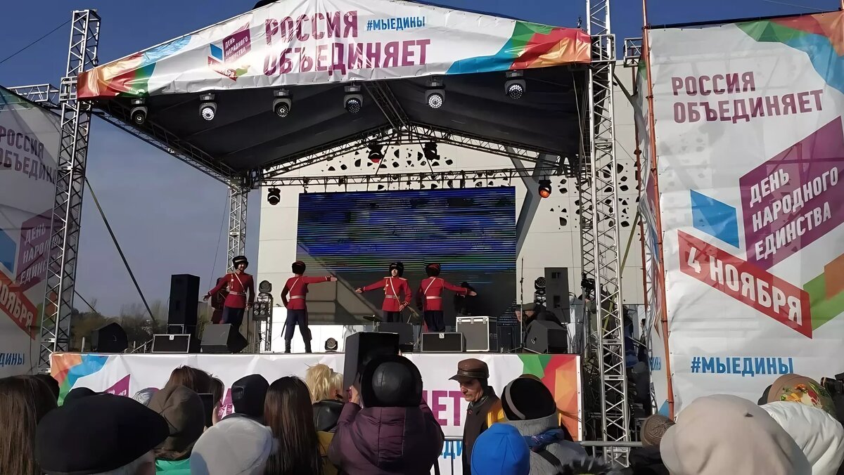     Активисты «Единой России» готовят ко Дню народного единства патриотические флешмобы, фестивали, автопробеги, благотворительные акции в поддержку военнослужащих и семей участников спецоперации.