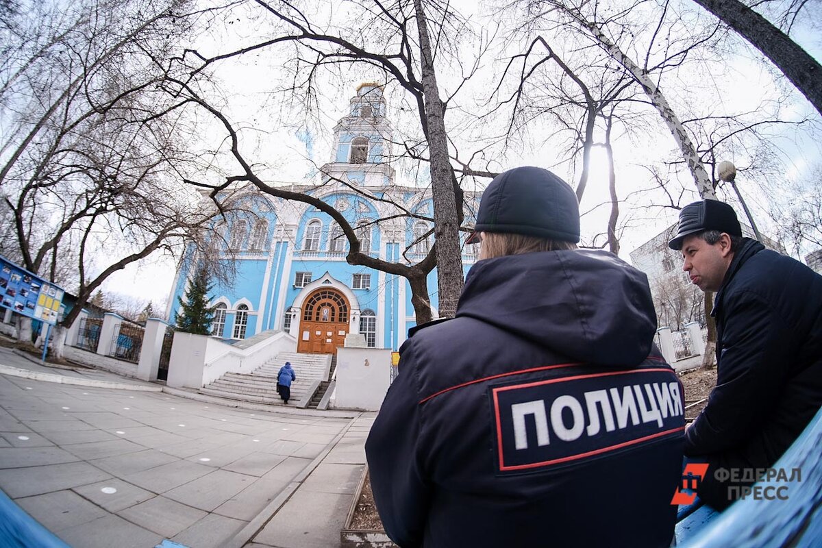 Нарушать продолжать. Полицейский. Храм. Говорит полиция. Служба в церкви