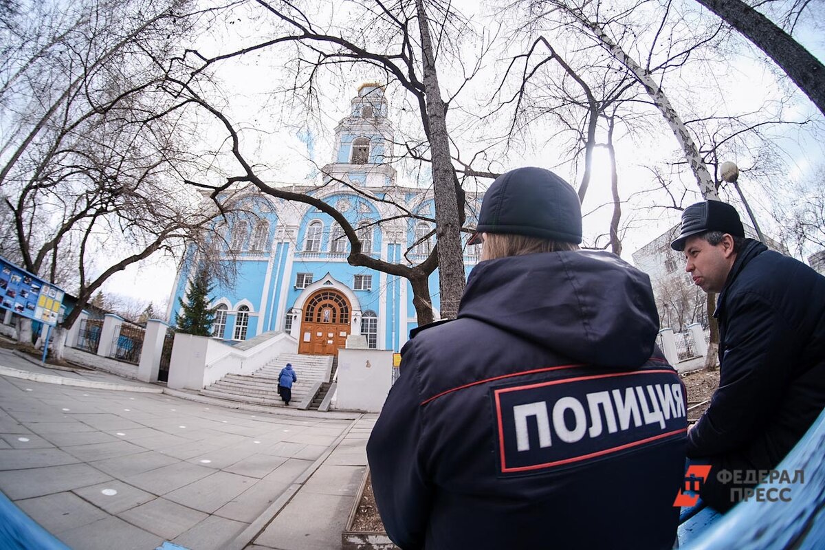 Нарушать продолжать. Полицейский. Храм. Говорит полиция. Служба в церкви.