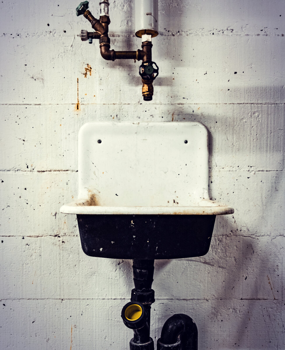 Кран и умывальник 