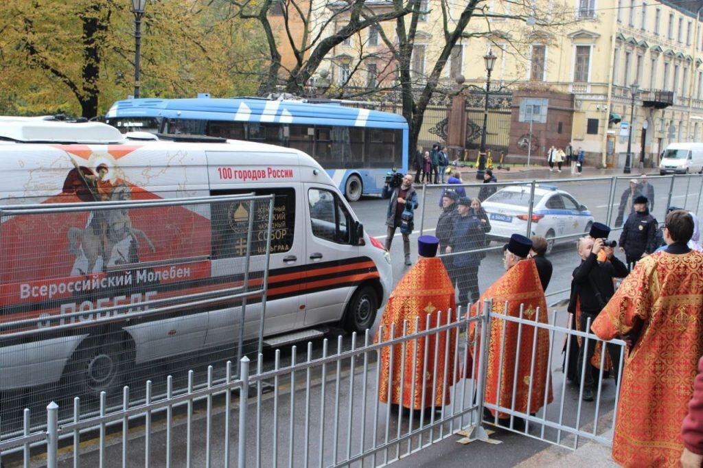    Мощи Георгия Победоносца покидают Казанский собор. Фото: Мойка78