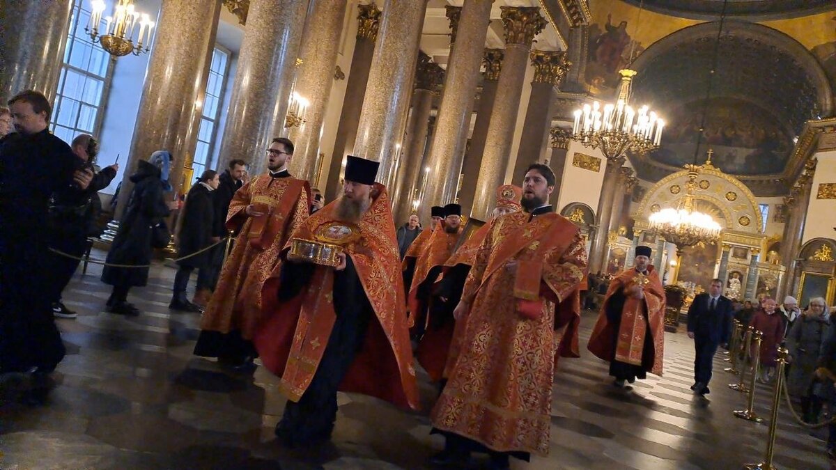    Мощи Георгия Победоносца покидают Казанский собор. Фото: Мойка78