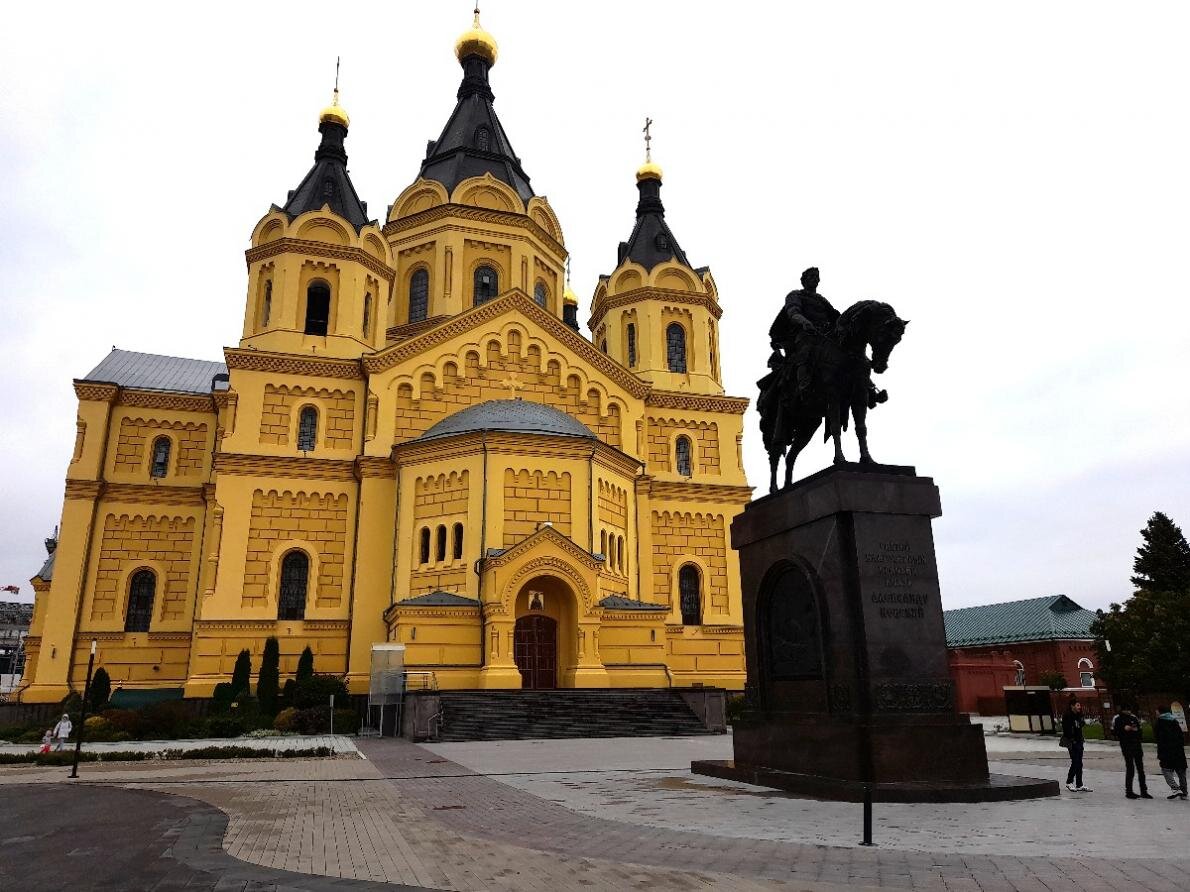 Собор Александра НЕвского, памятник. Вид со стороны Оки. Стрелка Нижний  Новгород. Октябрь 2023 фотоавтроа.
