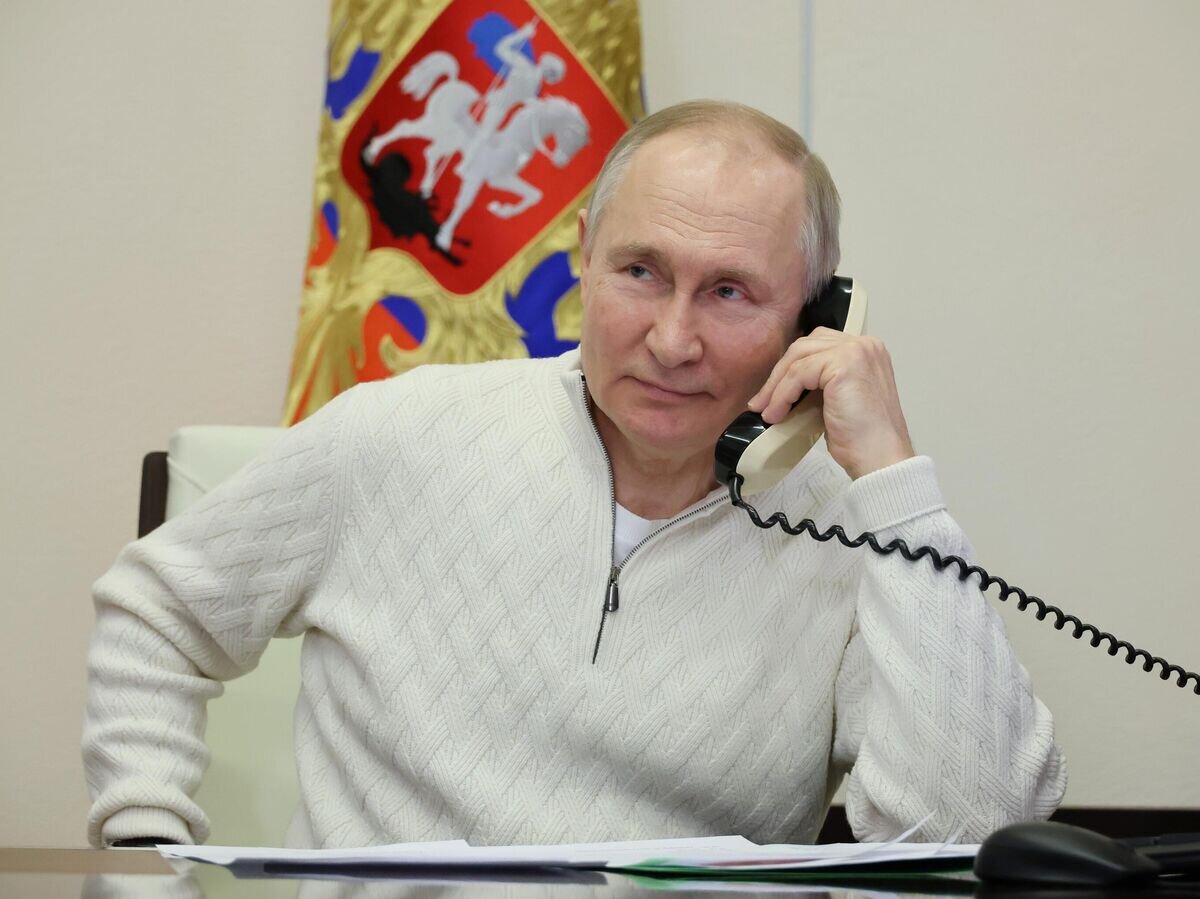    Президент РФ Владимир Путин говорит по телефону с семилетним мальчиком Давидом Шмелевым из Ставропольского края© РИА Новости / Михаил Климентьев