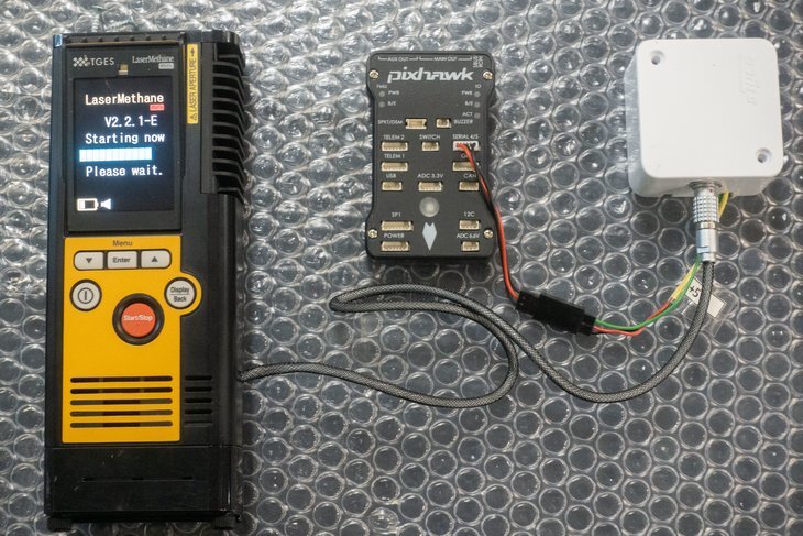 Подключение детектора LMm (слева) к полётному контроллеру (в центре) через LaserHub+ (справа). (c) ПНИПУ.📷    Дешевый и эффективный: новый интерфейс для БПЛА позволяет точно измерять выбросы метана
