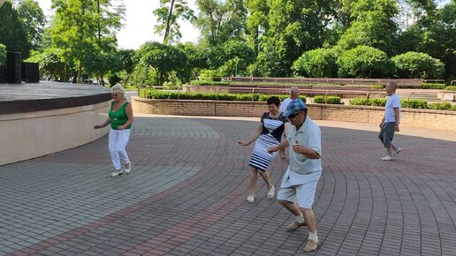 Наши мужики настолько суровы, что даже на танцы в трусах ходят ...