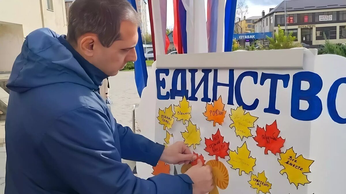     Ко Дню народного единства волонтеры партии «Единой России» проведут фестивали, патриотические флешмобы и автомобильные пробеги. Для поддержки военнослужащих — участников спецоперации и их семей организуют благотворительные акции.