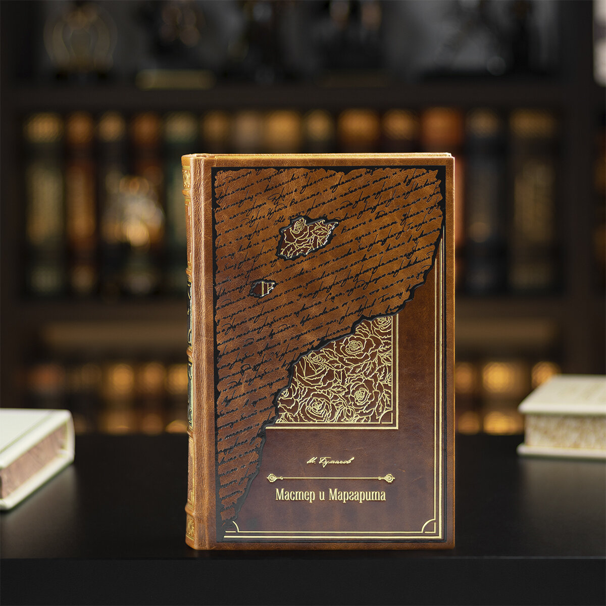 Книги в кожаном переплете - эстетика в кабинете руководителя