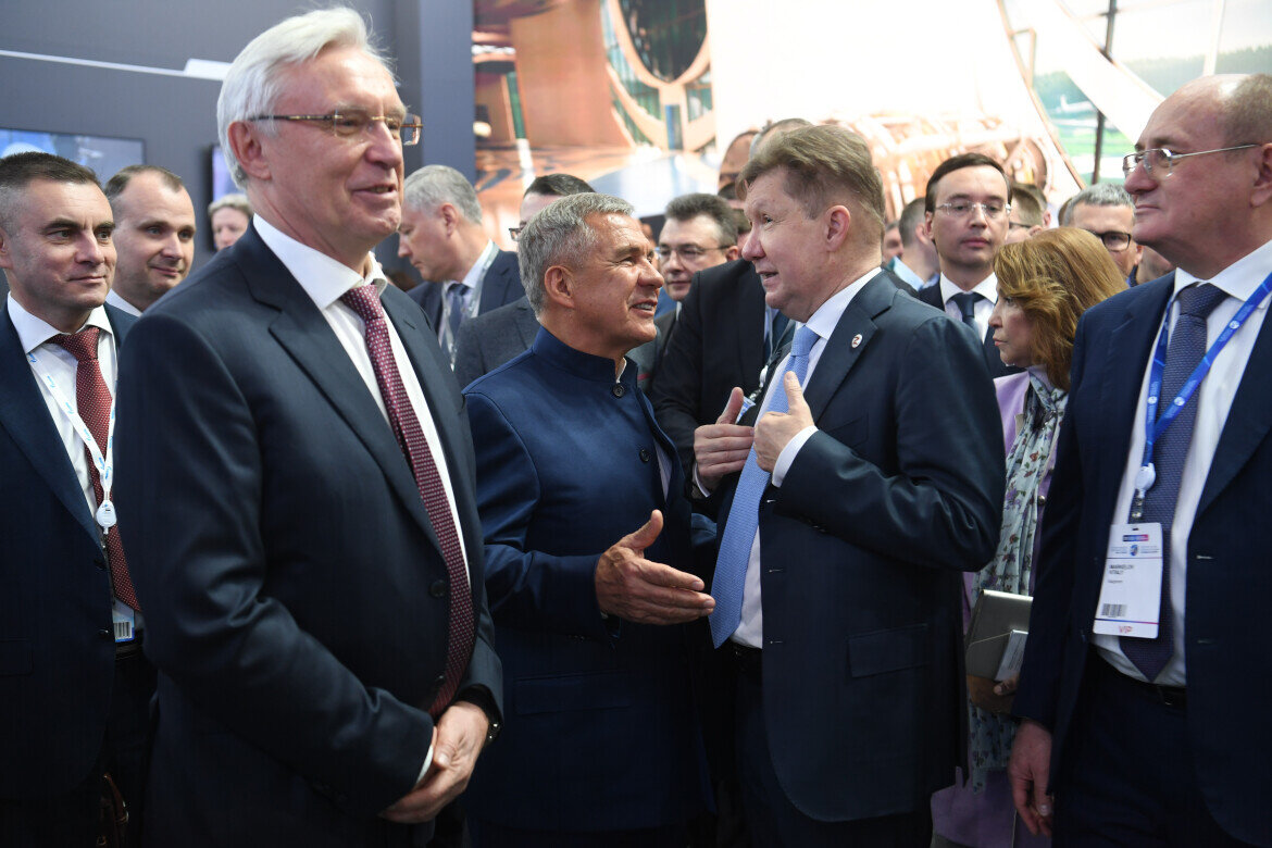 ​Раис РТ встретился с Председателем Правления «Газпрома» Алексеем Миллером. Стороны вместе осмотрели стенд КАМАЗа. Фото: rais.tatarstan.ru