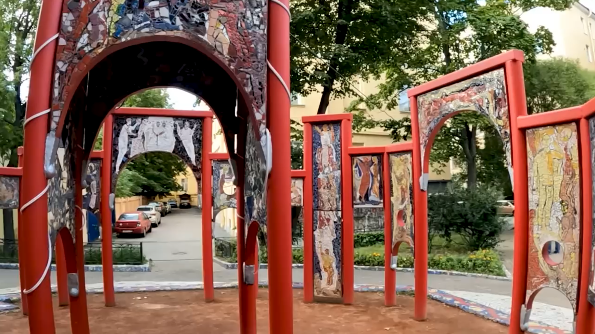 На фото: Детский городок в Мозаичном дворике. Чайковского 2/7, Санкт-Петербург.