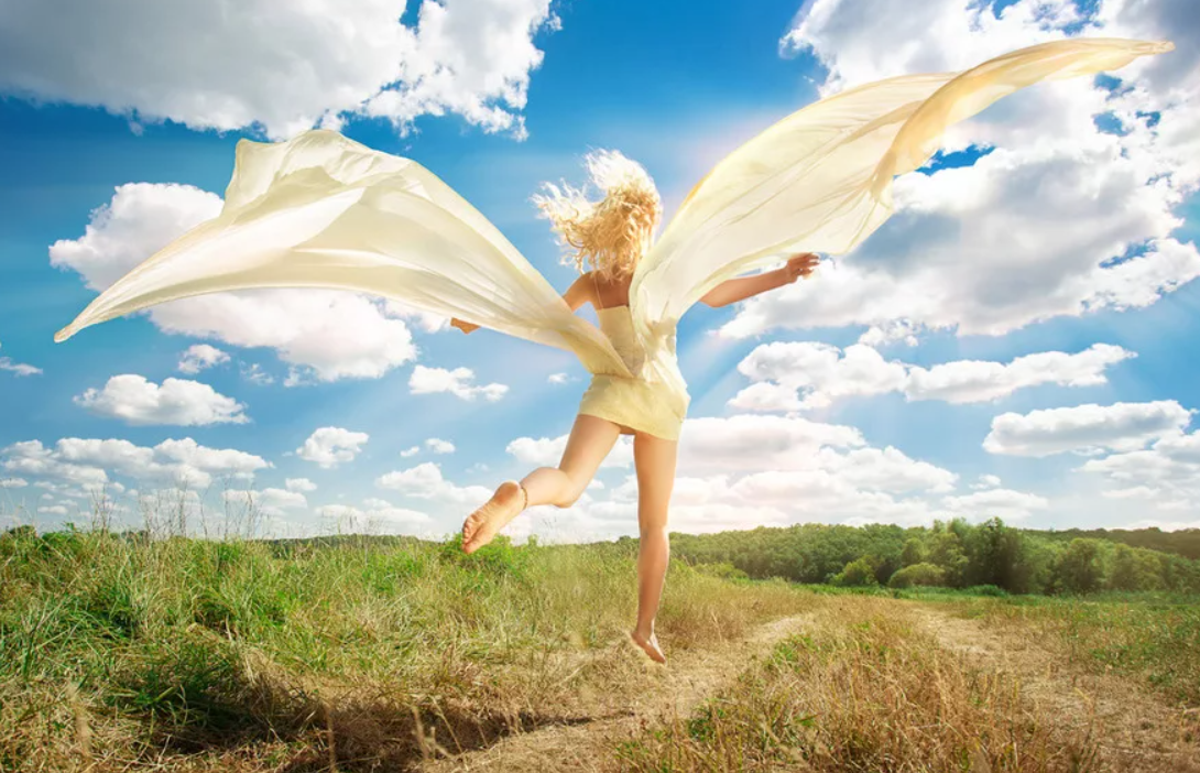 Любовь в полете. Человек падает с неба. Взлететь под. Летающий зонтик. Взлететь под.