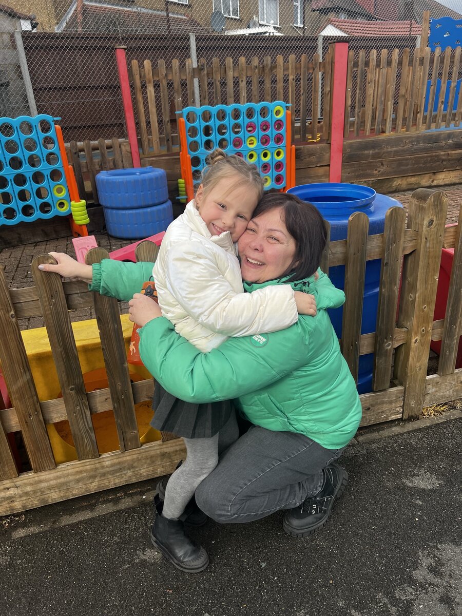 Это мы с внучкой во дворе школы 