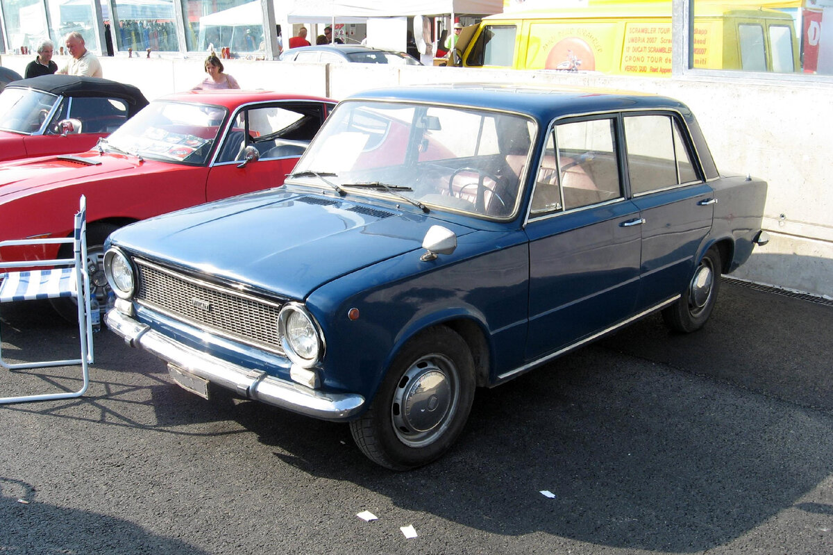 Fiat 124 Berlina, «брат» нашей «Копейки», на парковке в Италии, изображение: commons.wikimedia.org