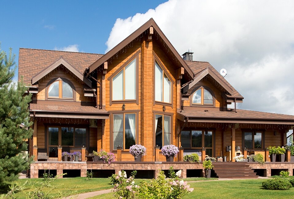 Чем лучше покрасить дом из клееного бруса снаружи?