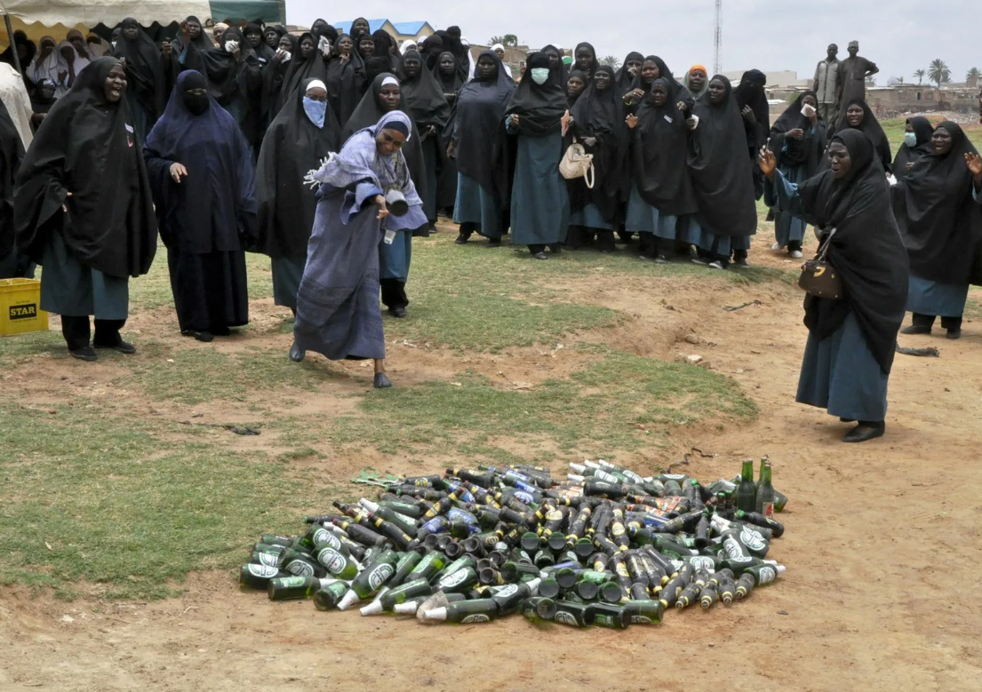 В исламе строго запрещено пить алкоголь и есть блюда, где он присутствует как составной. Такие напитки называются «хамр», а преступление этого запрета, притом греховное — «харам».