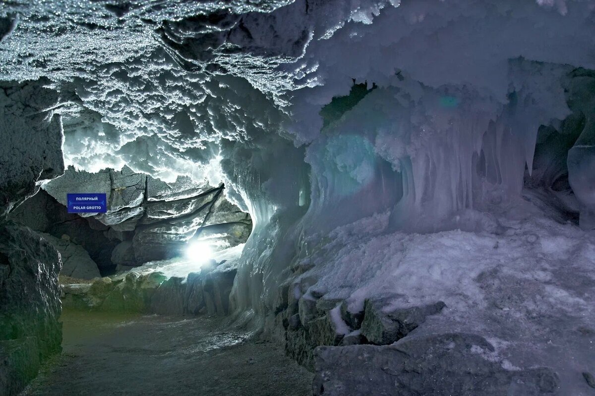 Пещерные залы формируются благодаря камнепадам и отслаивающимся породам. Фото: Кунгурская ледяная пещера / Яндекс Карты