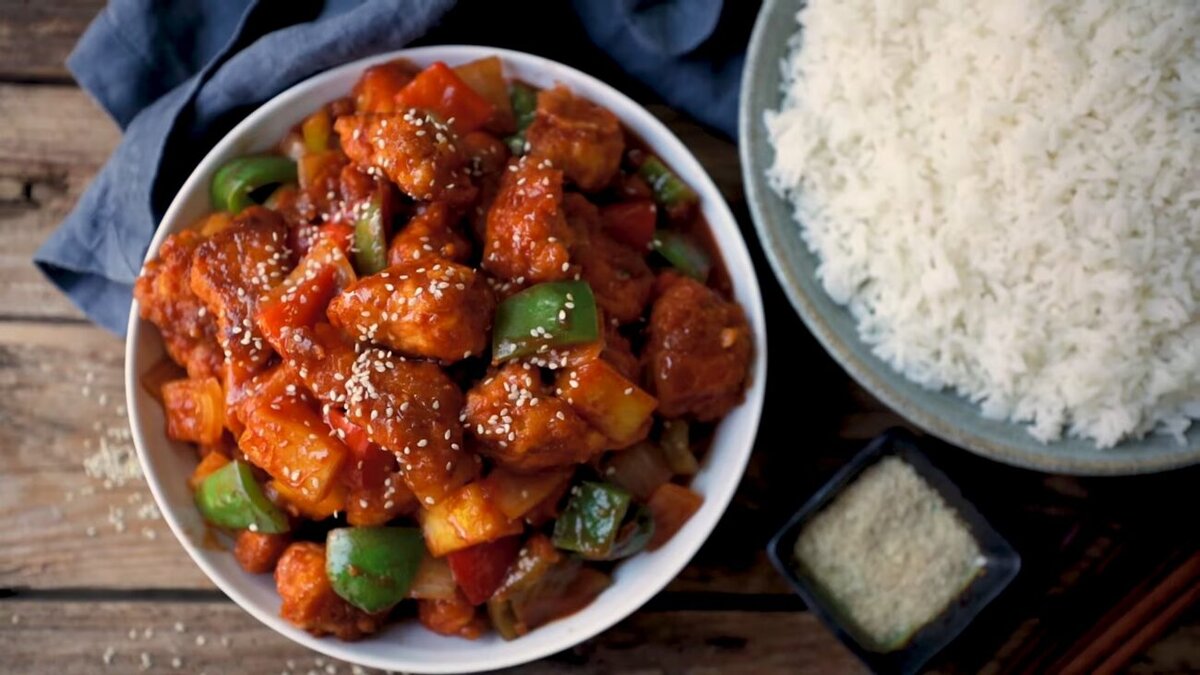 В нашем рецепте у вас будет 3 основных этапа: 1. Сварить риса; 2. Запечь курицу; 3. Приготовить соус