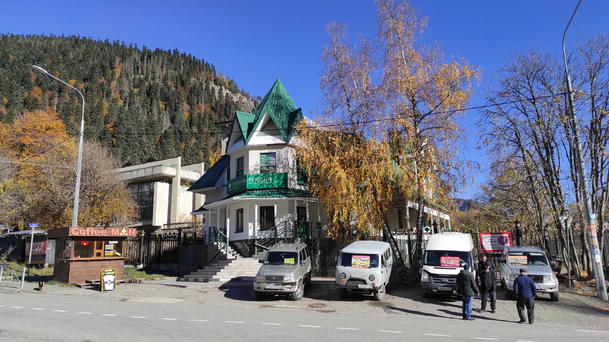 Из Домбая люди готовы везти за 5000 несколько километров по ближайшим окрестностям, а за 4500 - несколько часов до Кисловодска. Такой парадокс. Фото: Кирилл Полиенко/Polienko: путешествуем вдвоём